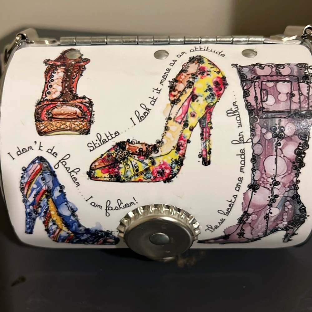 Little Earth shoe purse